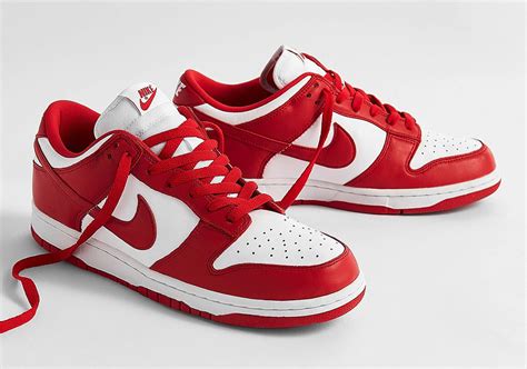 red nike dunks women